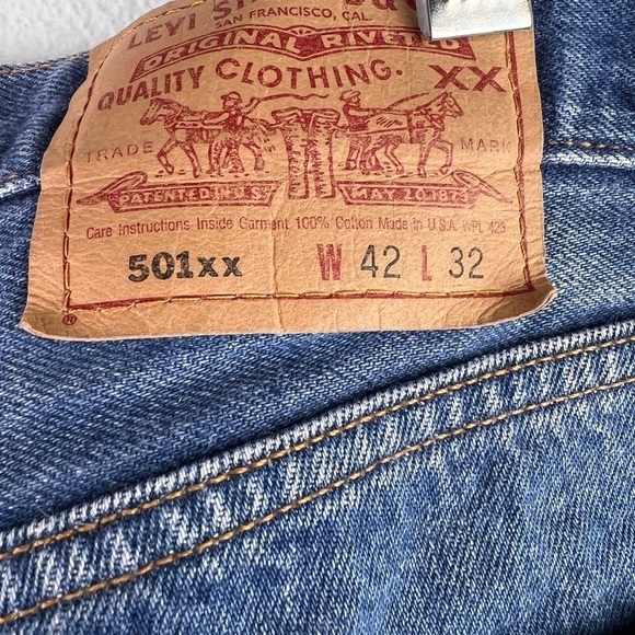 LEVI’s 501 Button fly. 42X32 in Excellent Used Condition - Picture 3 of 3